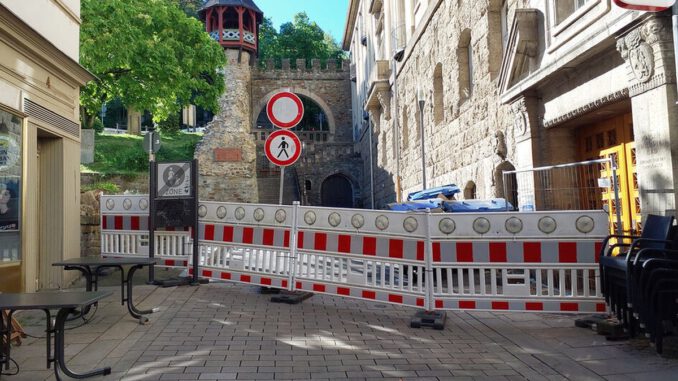 Fassadenschaden sorgt für Sperrung an Am Römertor und Coulinstraße