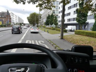 Frontkameras in Wiesbadener Bussen dokumentieren Falschparker und entlasten Fahrpersonal
