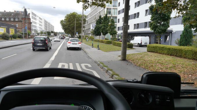 Frontkameras in Wiesbadener Bussen dokumentieren Falschparker und entlasten Fahrpersonal