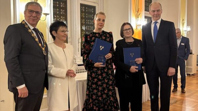 Russische Aktivistinnen mit Ludwig Beck Preis geehrt, zwei Wiesbadener für mutiges Eingreifen ausgezeichnet Russische Aktivistinnen mit Ludwig Beck Preis geehrt, zwei Wiesbadener für mutiges Eingreifen ausgezeichnet