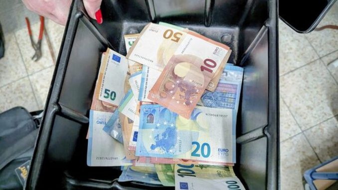 Wiesbaden nimmt rund 40 illegale Glücksspielgeräte in Besitz und leitet steuerliche Ermittlungen ein Wiesbaden nimmt rund 40 illegale Glücksspielgeräte in Besitz und leitet steuerliche Ermittlungen ein