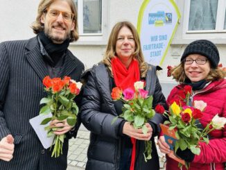 Wiesbadener Bürgermeisterin verteilt Fairtrade-Rosen zum Valentinstag und macht auf fairen Handel aufmerksam
