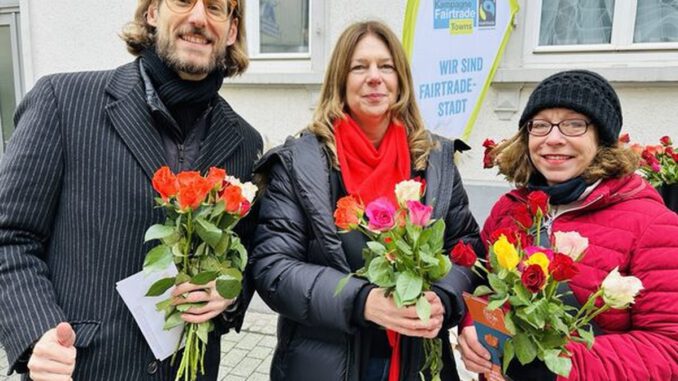 Wiesbadener Bürgermeisterin verteilt Fairtrade-Rosen zum Valentinstag und macht auf fairen Handel aufmerksam Wiesbadener Bürgermeisterin verteilt Fairtrade-Rosen zum Valentinstag und macht auf fairen Handel aufmerksam